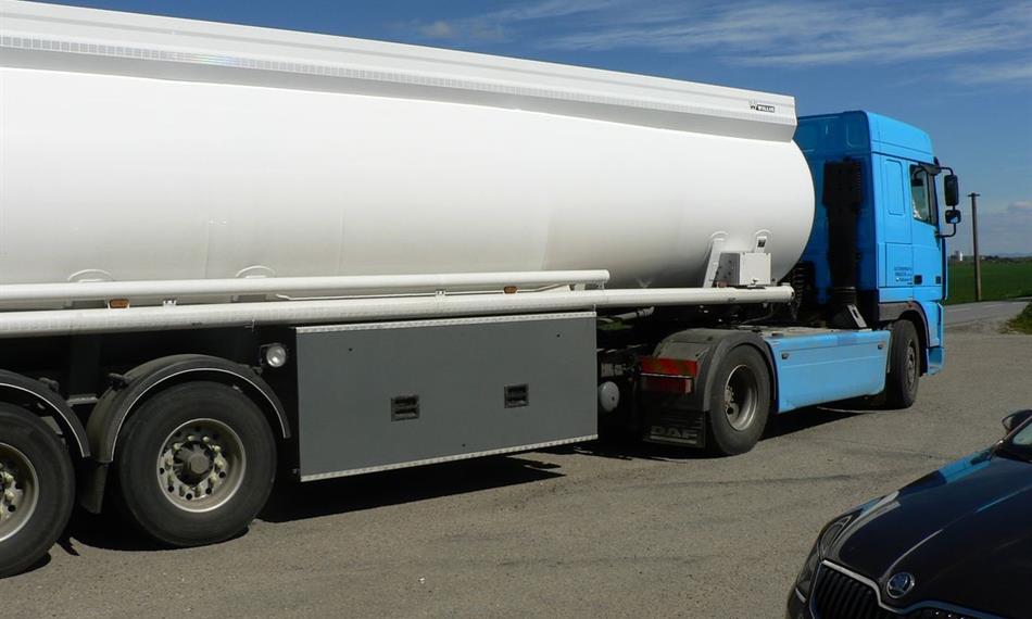 2015-4-28-1048cisternová souprava (2)a.jpg